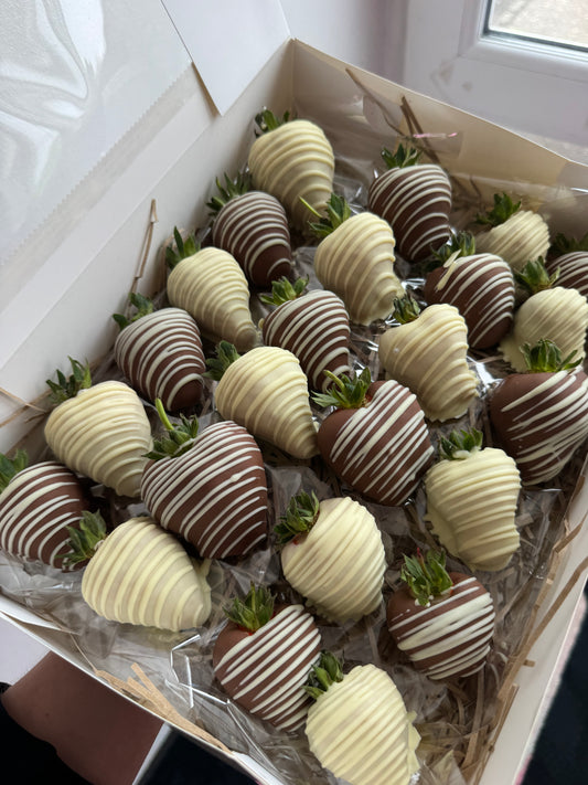 12 x Mixed chocolate strawberries